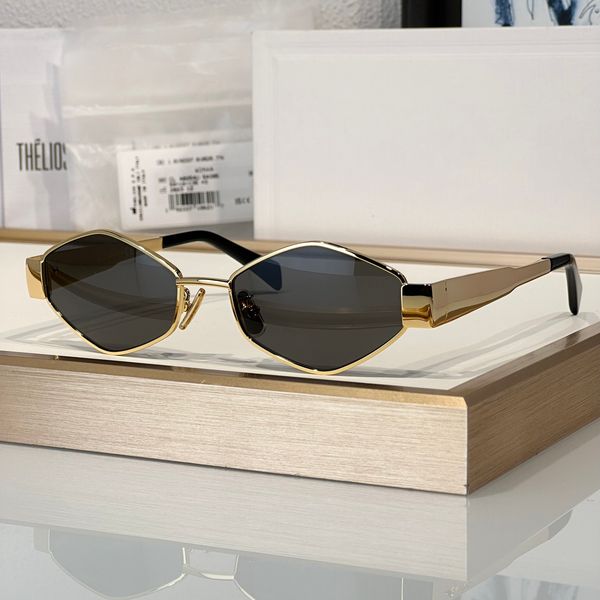 Sunglasses For Men Women Fashion 40254 Designer Stylish Outdoor Catwalk Style Anti-Ultraviolet UV400 Retro Plate Metal Diamond Full Frame Glasses Random Box